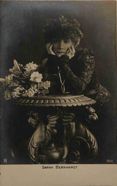 Sarah Bernhardt au bouquet de fleurs
