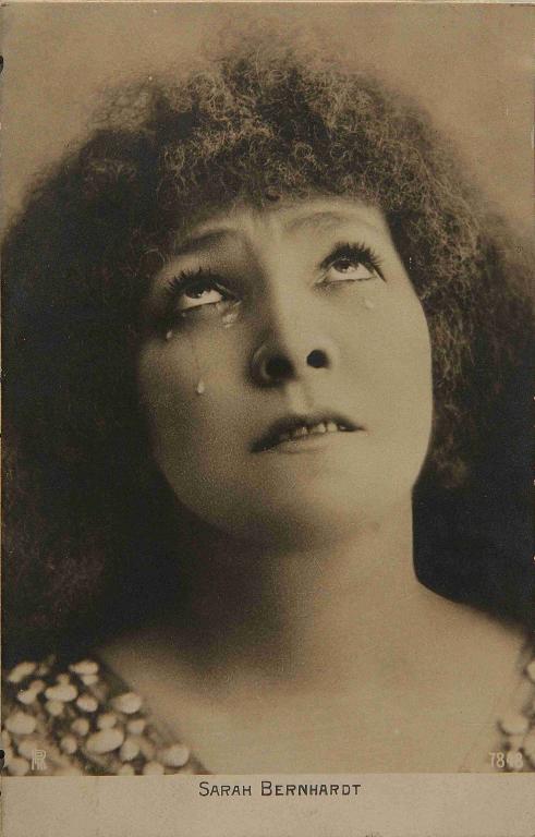 Sarah Bernhardt pleurant