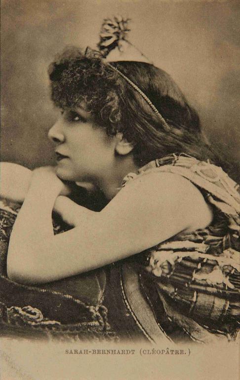 Sarah Bernhardt dans Cléopatre gros plan