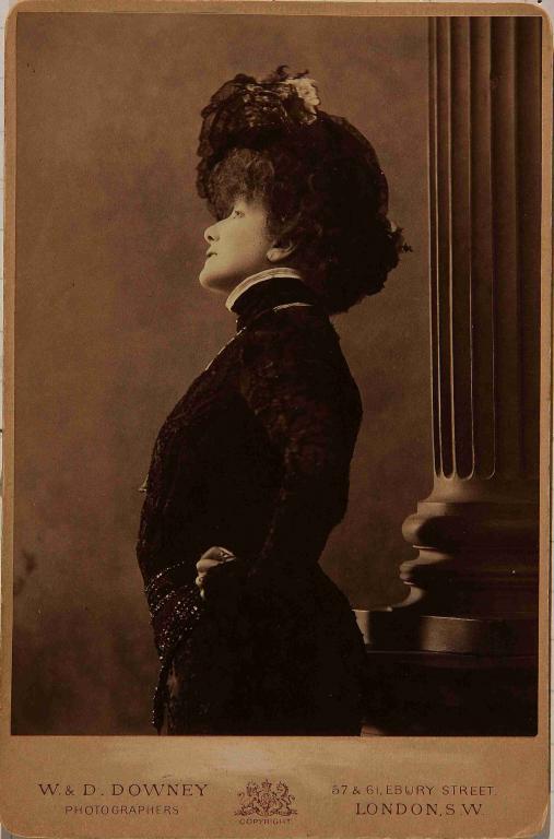 Sarah Bernhardt en robe noire