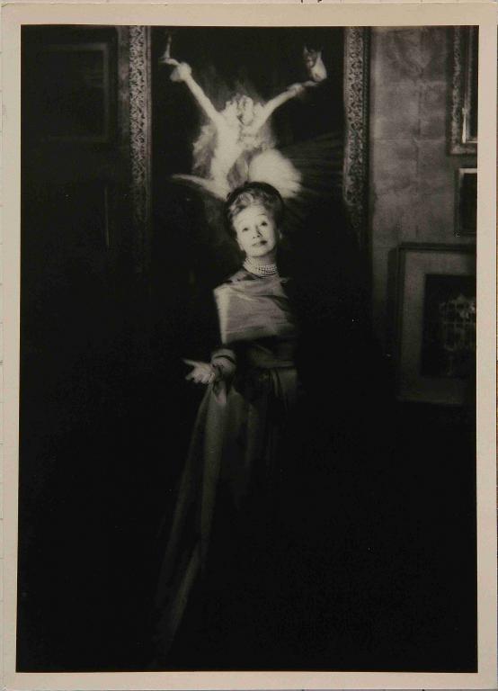 Helda Hopper devant son tableau de Sarah Bernhardt par Drian