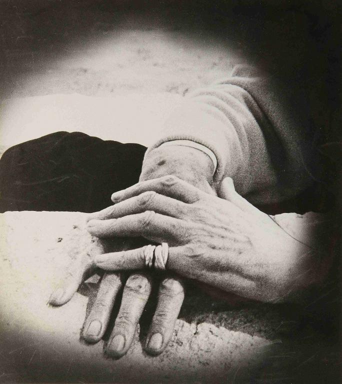 Photographie des mains de Jean Cocteau