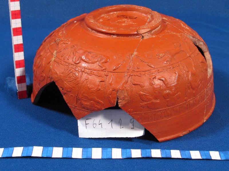 Coupe en céramique sigillée, gaule méridionale, décorée ; dr.37- sig-sg dr.37b (lattara 6)