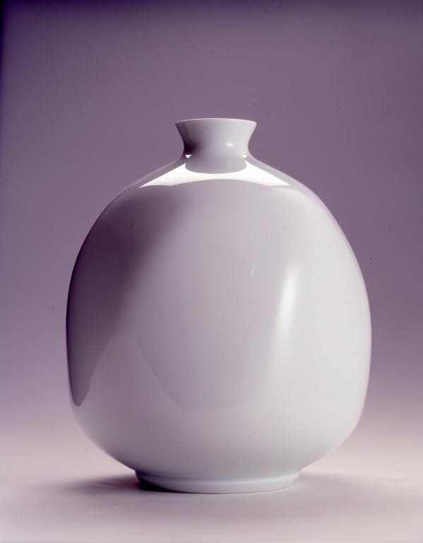 Jarre à facettes en porcelaine blanche (titre traduit) 白磁面取壺 (titre en kanji) Hakuji mentori tsubo (translittération)