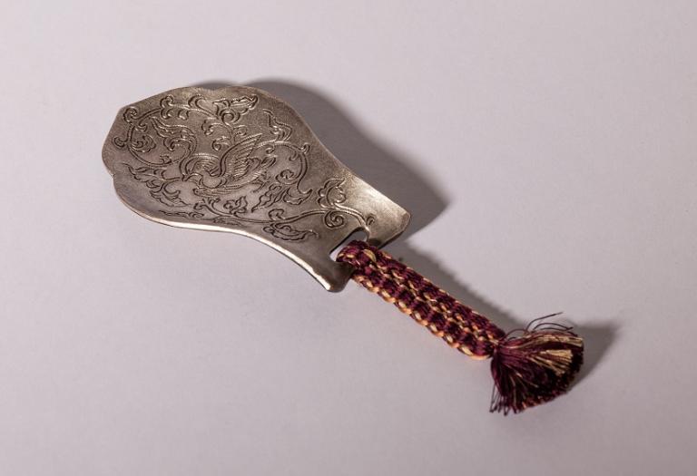 花喰鳥 (titre en kanji)#Hanakuidori (translittération)#Oiseau mangeant des fleurs (titre traduit)