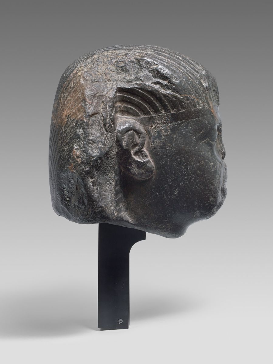 Tête d'un pharaon attribuée à Apriès (titre d'usage)
