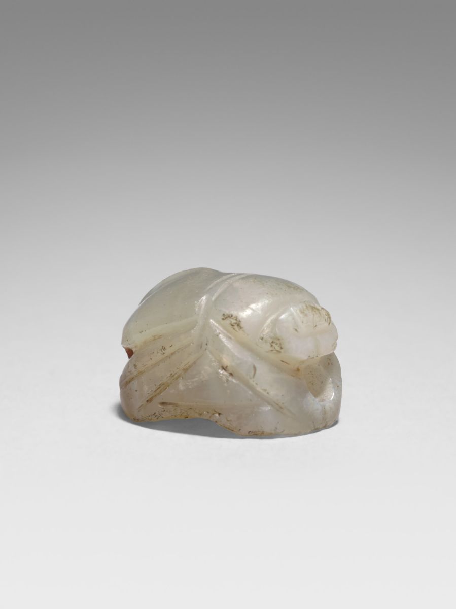 Chaton de bague en forme de scarabée gravé d'une intaille (titre factice)