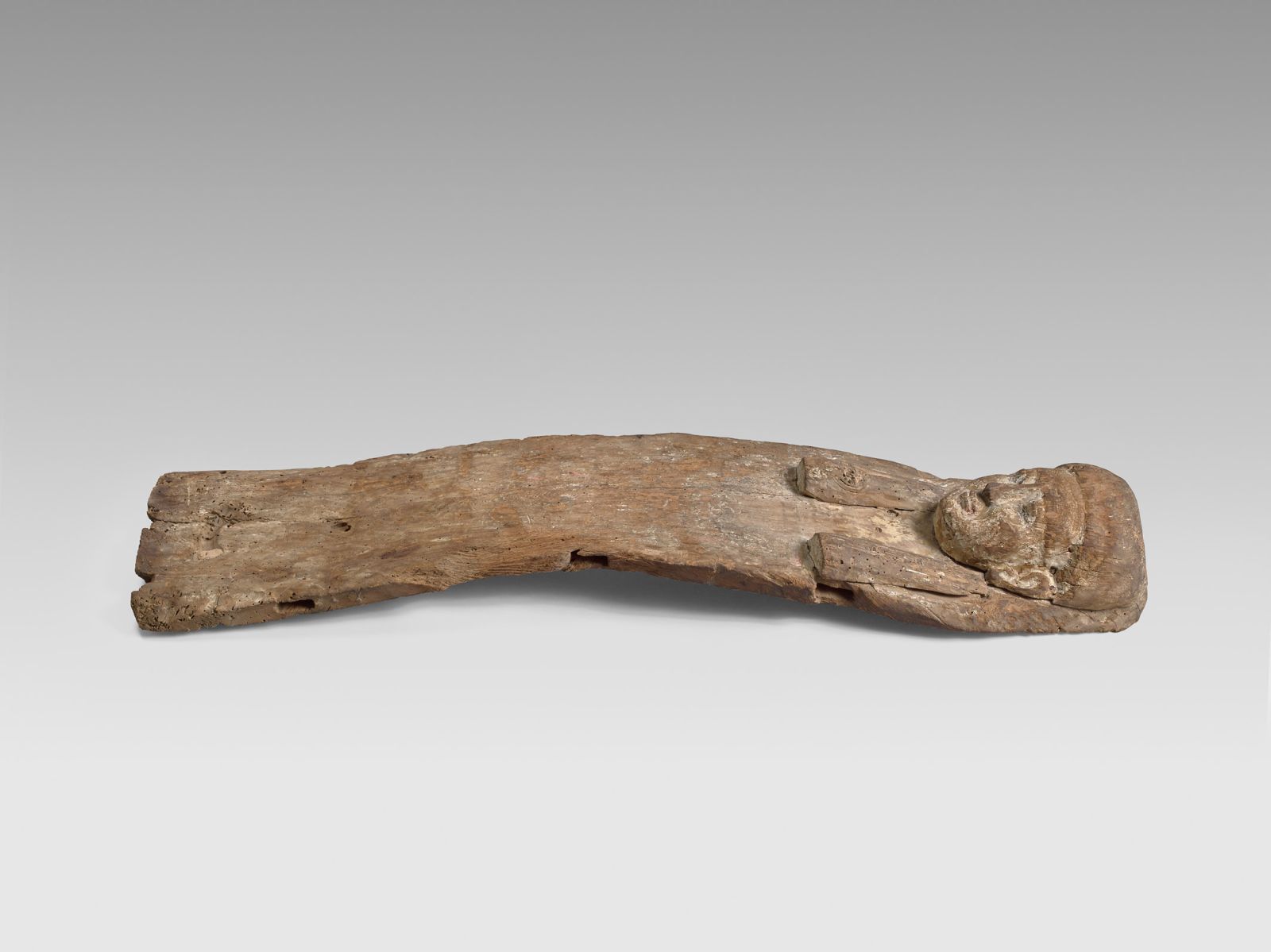 Fragment de couvercle de cercueil