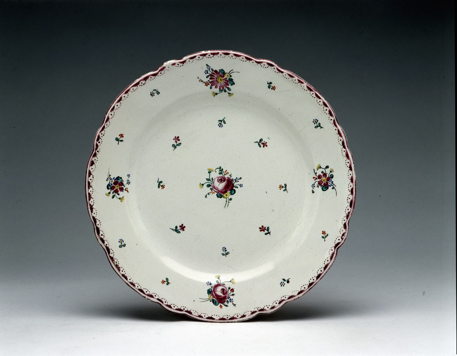 Assiette circulaire à bord lobé