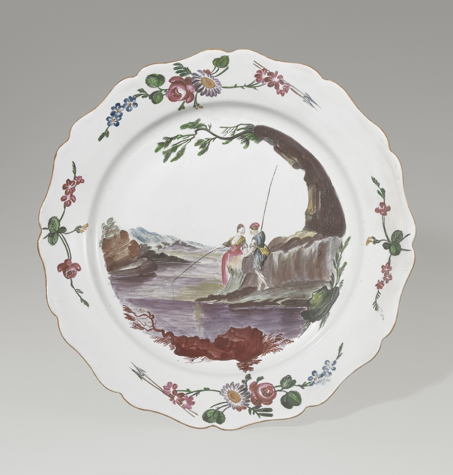 Assiette creuse à bord lobé à double flèche