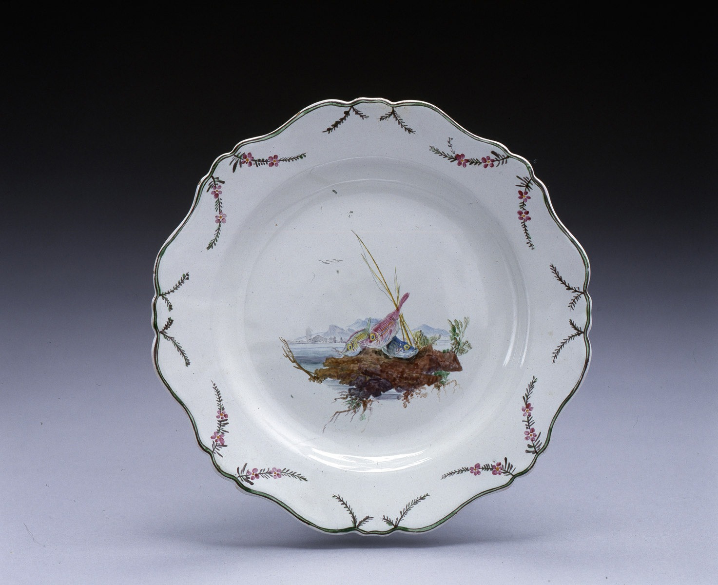 Assiette à bord découpé