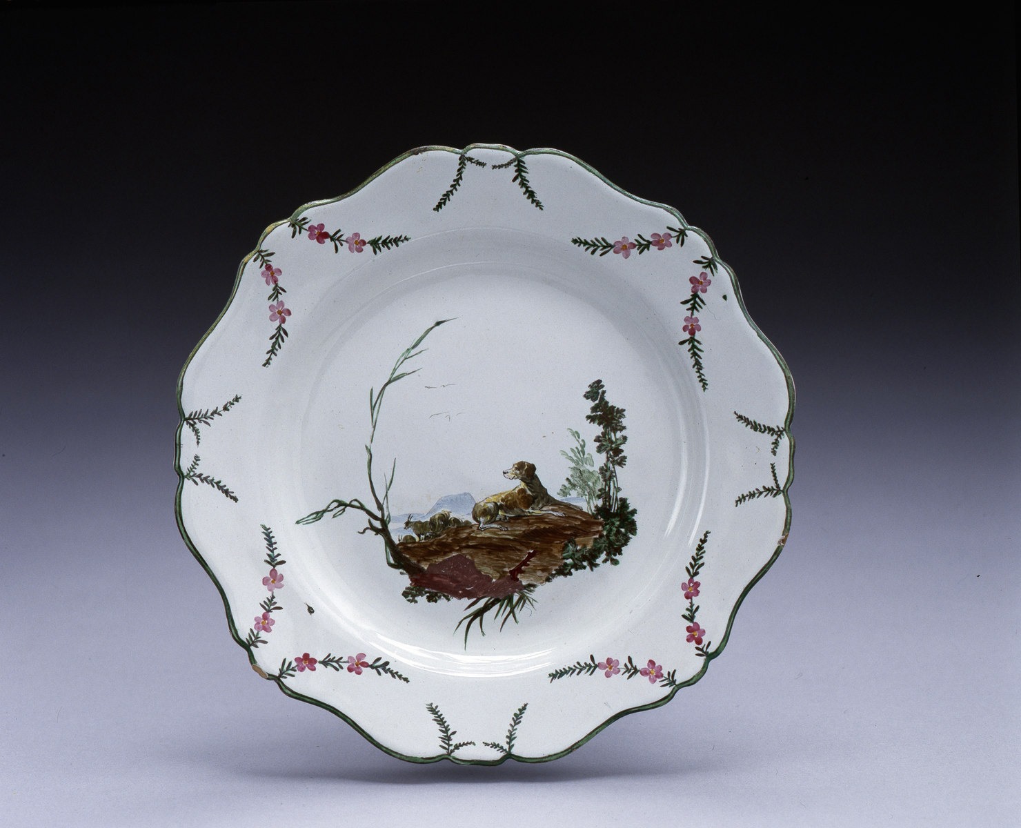 Assiette à bord découpé