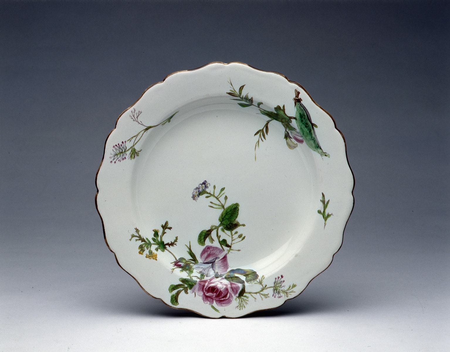 Assiette à décor floral, légumes