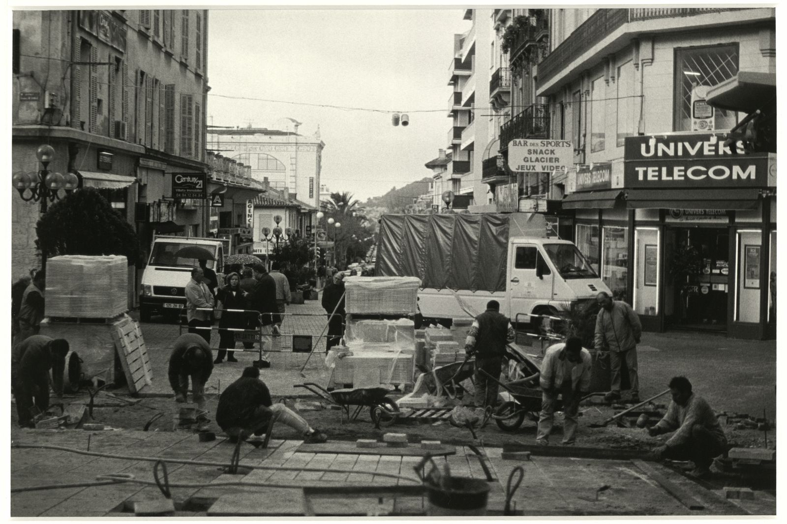 Place du Portalet ; L'étrange beauté de la ville d'hyères