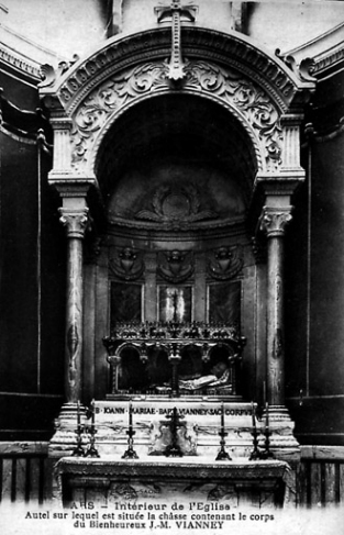 Ars sur Formans : Intérieur de l'église. Autel sur lequel est situé la châsse contenant le corps du Bienheureux J. M. Vianney