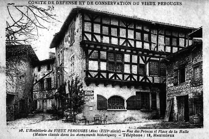 L'Hostellerie du Vieux Pérouges (Ain). Rue des Princes et place de la halle (maison classée monument historique)