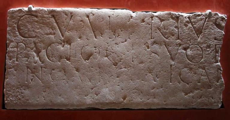 inscription dédiée à Caius Valerius