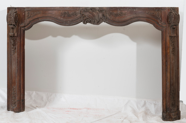 Cheminée en bois sculpté