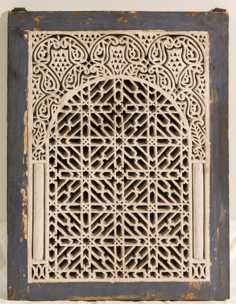 Châssis de fenêtre en stuc et verres de couleurs ; Moucharabieh (Autre titre)