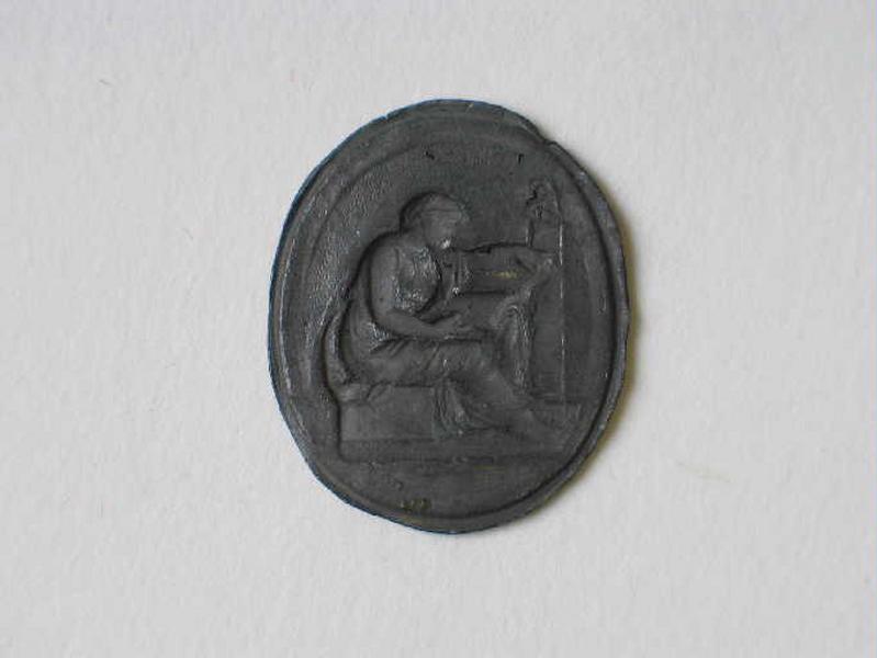 Femme assise près d'un faisceau