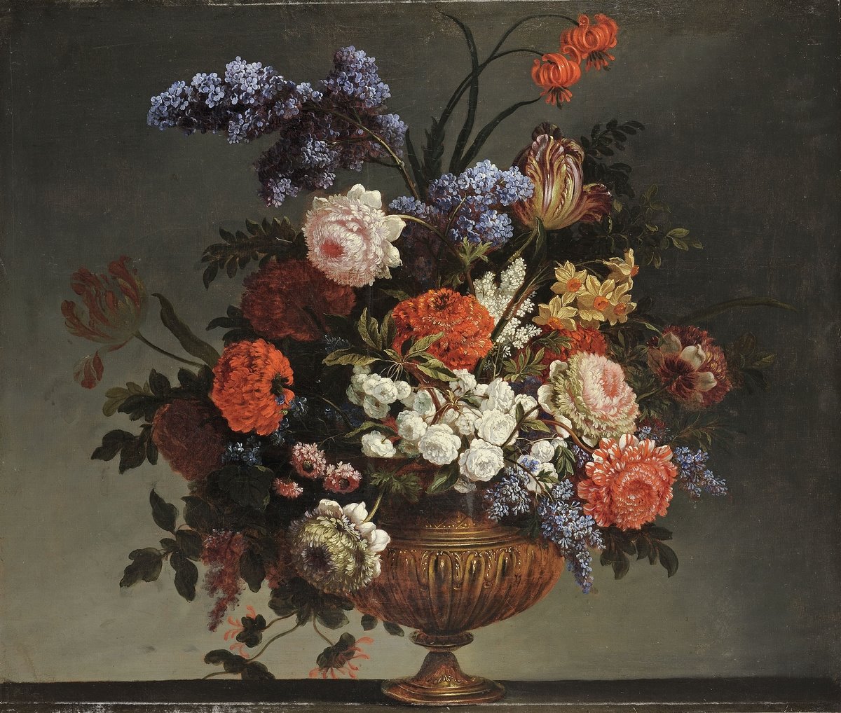 Bouquet de fleurs dans un vase de bronze