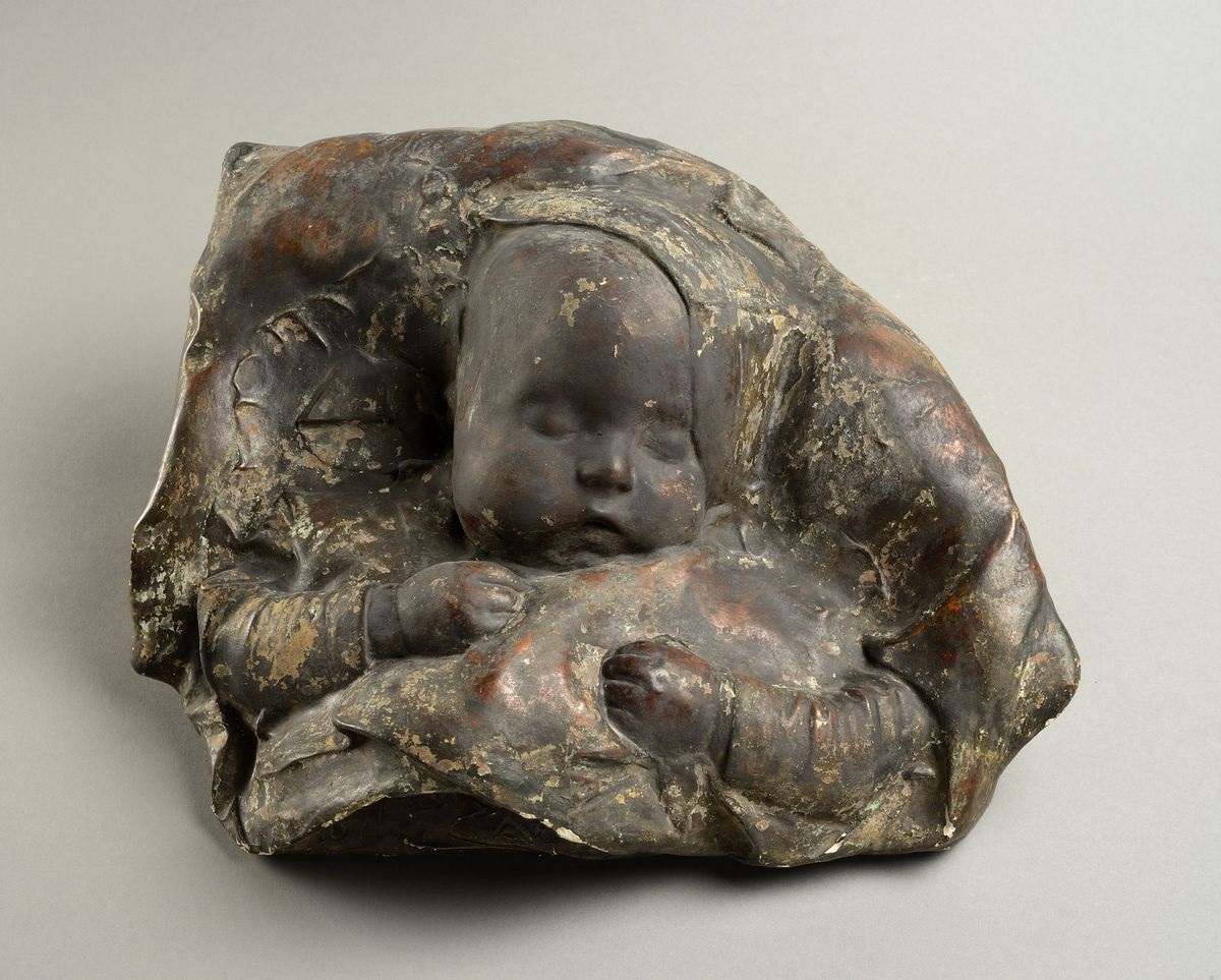 Bébé dormant les poings sur la poitrine