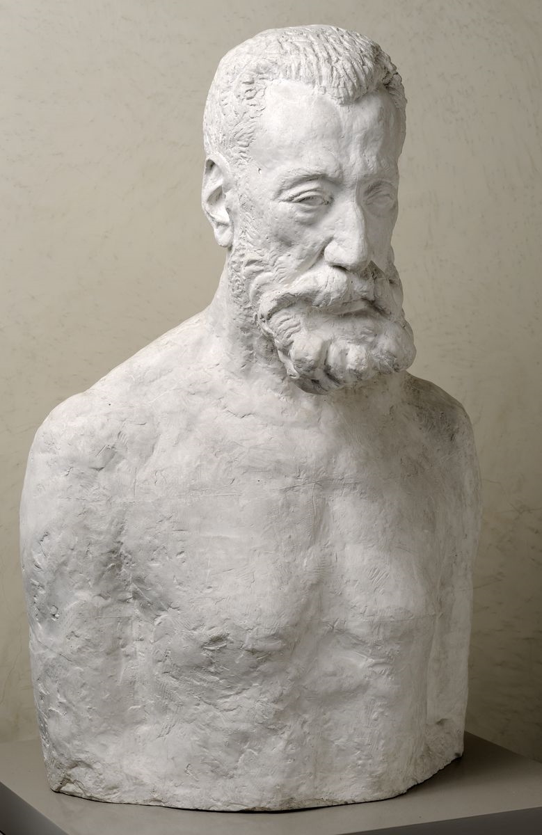Anatole France torse nu