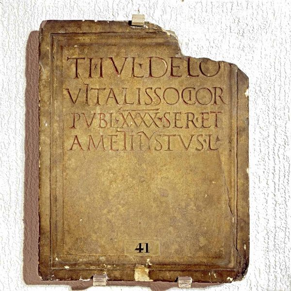 Epitaphe mentionnant un esclave de la Société de l'impôt du Quarantième des Gaules
