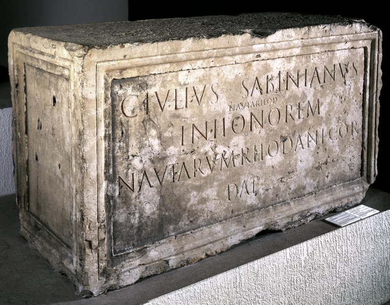 base d'un monument élévé en l'honneur des nautes du Rhône