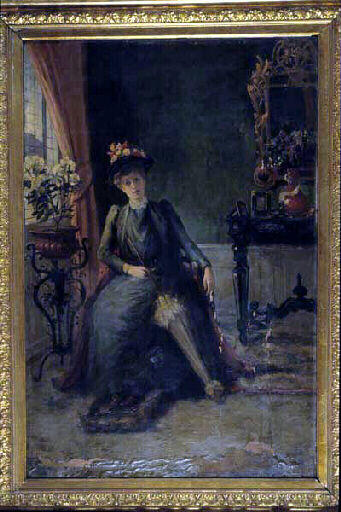 Jeune femme assise