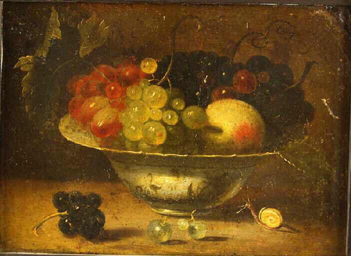 Fruits dans une coupe en porcelaine