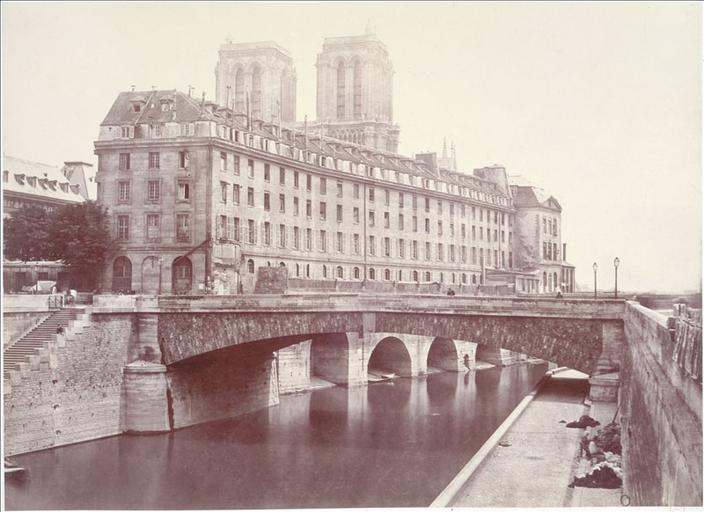 Ancien Hôtel-Dieu, emplacement actuel du Square Charlemagne et de la place du Parvis-Notre-Dame (4ème arrondissement, Paris)