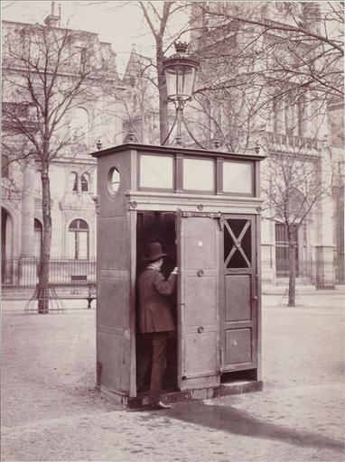 Nº9 - Urinoir en ardoise à deux stalles (place Saint-Germain-l'Auxerrois), (1er arrondissement, Paris)