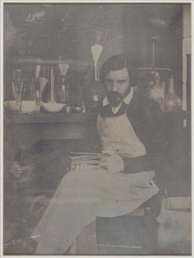 Portrait du daguerréotypiste Marie-Charles-Isidore Choiselat (Paris 1815-Paris 1858) dans son laboratoire