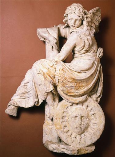 Ange assis sur un disque solaire