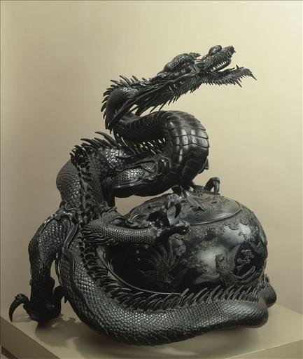 Dragon enserrant un brûle-parfum sphérique à décor de phénix en bronze, Japon