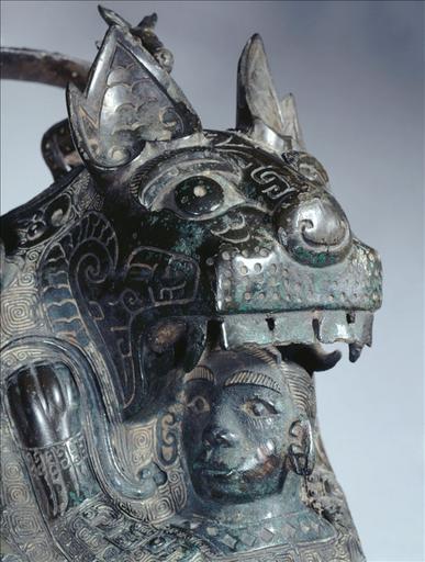 Tigresse en bronze, Chine, fin époque Shang ; Vase you en forme de félin dit ' La Tigresse '