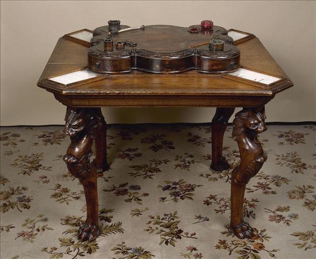 Table aux quatre encriers