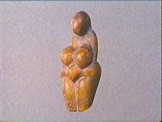 La statuette en stéatite jaune
