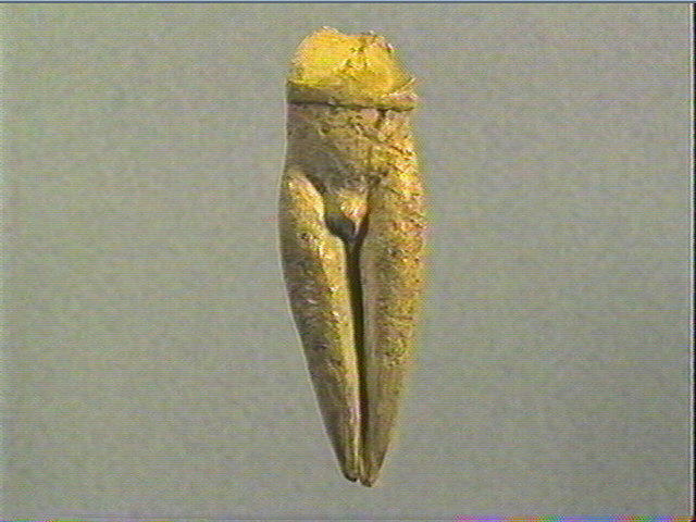 La figurine à la ceinture