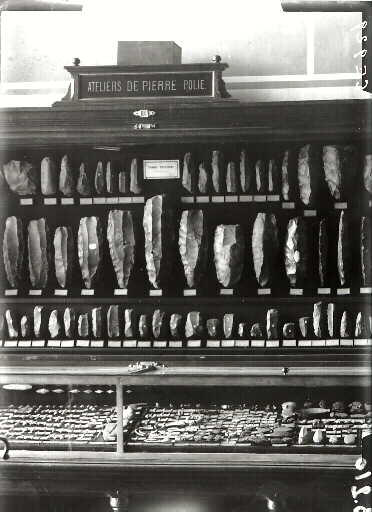 Musée des antiquités nationales. Premier étage. Vue de la salle II (La gaule avant les métaux. Epoque néolithique). Détail de la vitrine 11. Ateliers de pierre polie. Grand-Pressigny