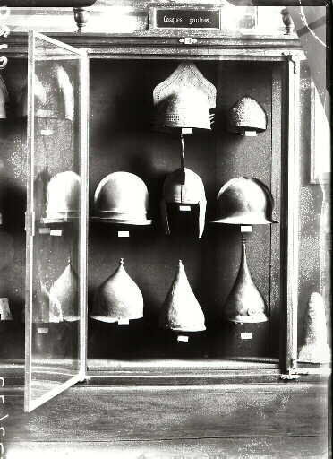 Musée des antiquités nationales. Deuxième étage. Salle V. (Outils et armes de bronze. La Gaule après l'introduction des métaux). Détail de la vitrine 4 A. Casques gaulois