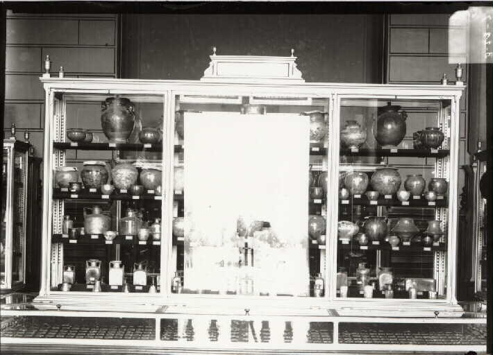 Musée des antiquités nationales. Premier étage. Salle XV. (Céramique ornée, verrerie et bronze émaillé. II. Verrerie). Détail de la vitrine 30