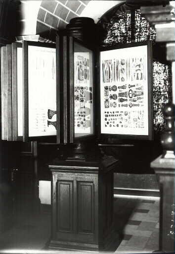 Musée des antiquités nationales. Deuxième étage. Salle Frédéric Moreau (collection Caranda). Détail de la présentation de l'album Caranda