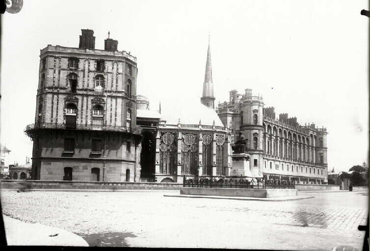 Château de Saint-Germain-en-Laye. Vue de l'angle sud-ouest et de la chapelle pendant la restauration d'Eugène Millet (1862-1878)