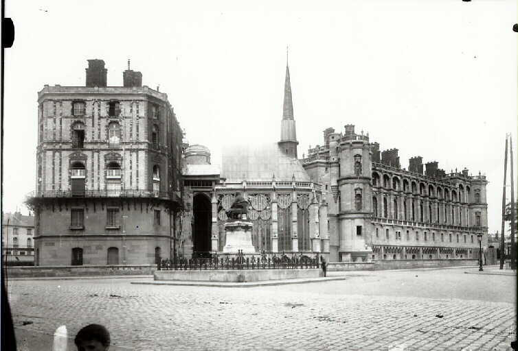 Château de Saint-Germain-en-Laye. Vue de la façade sud et de la chapelle pendant la restauration d'Eugène Millet (1862-1878)