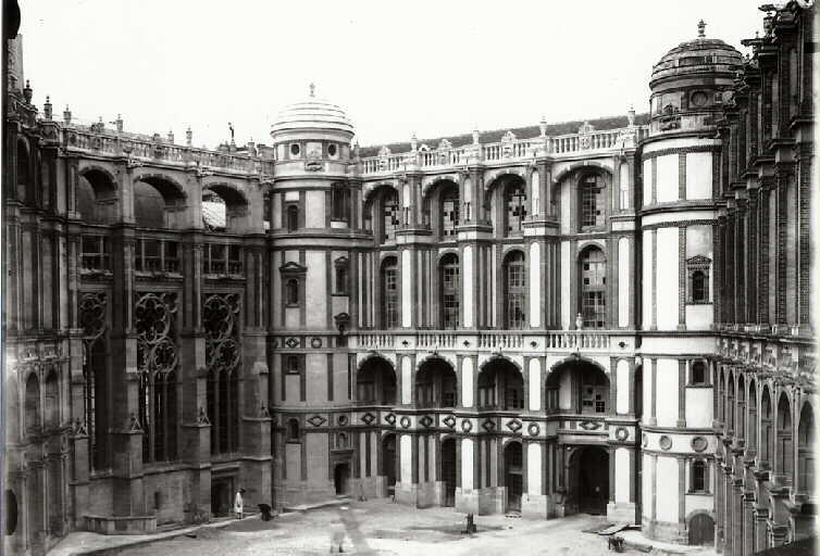 Château de Saint-Germain-en-Laye. Vue de la cour depuis la tourelle de l'angle nord-est, après la restauration d'Eugène Millet (1862-1878), A. Laffolye (1879-1889) et Daumet (1889-1908)