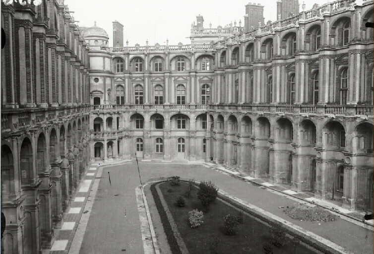 Château de Saint-Germain-en-Laye. Vue de la cour depuis la façade ouest, après la restauration d'Eugène Millet (1862-1878), A. Laffolye (1879-1889) et Daumet (1889-1908)