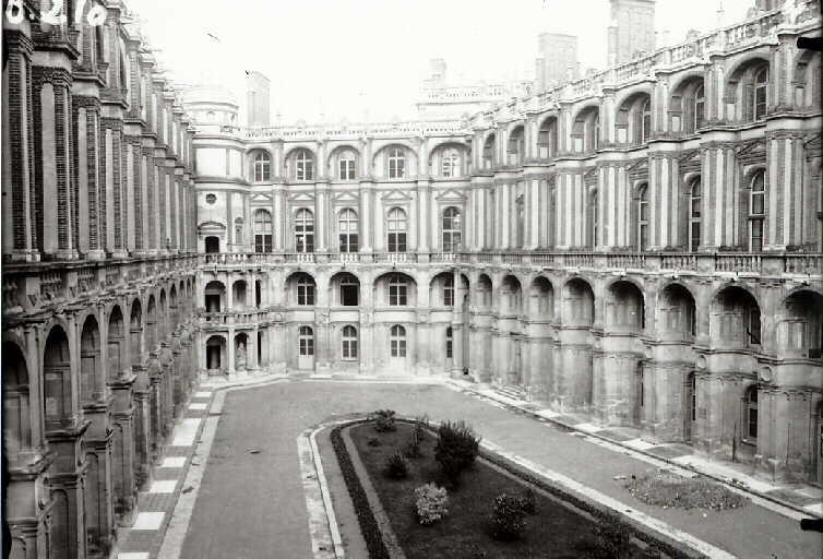Château de Saint-Germain-en-Laye. Vue de la cour depuis la façade ouest, après la restauration d'Eugène Millet (1862-1878), A. Laffolye (1879-1889) et Daumet (1889-1908)