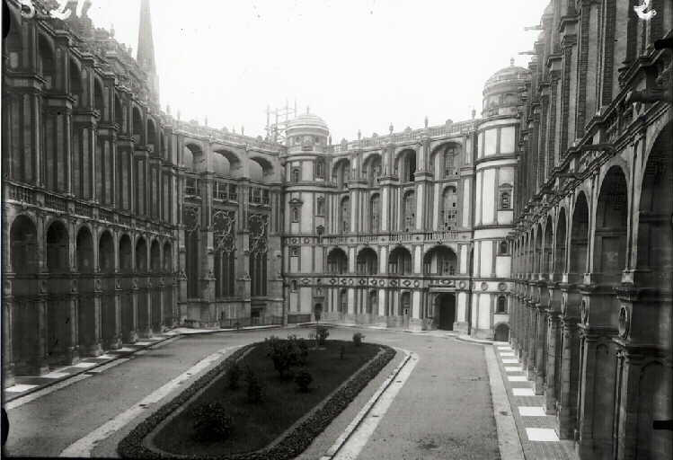 Château de Saint-Germain-en-Laye. Vue de la cour depuis la tourelle de l'angle nord-est, après les restaurations d'Eugène Millet (1862-1878), A. Laffolye (1879-1889) et Daumet (1889-1908)
